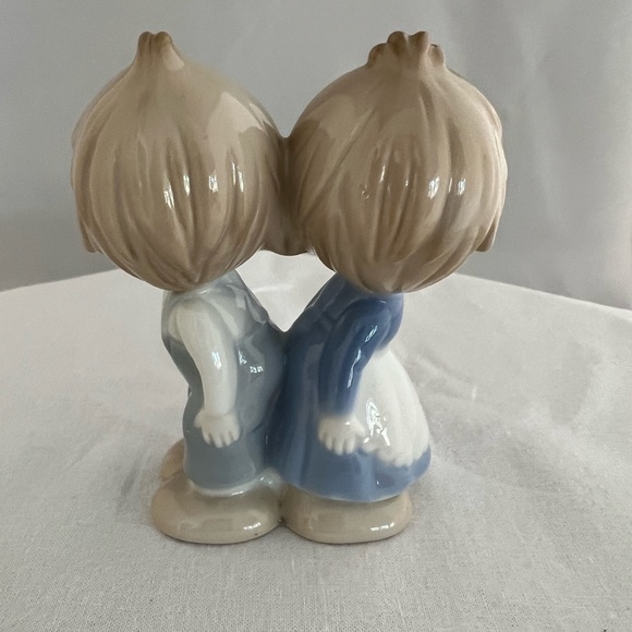 1980's Designer Collection Genuine Porcelain Figurine 4” Tall Boy and Girl. - Picture 5 of 7